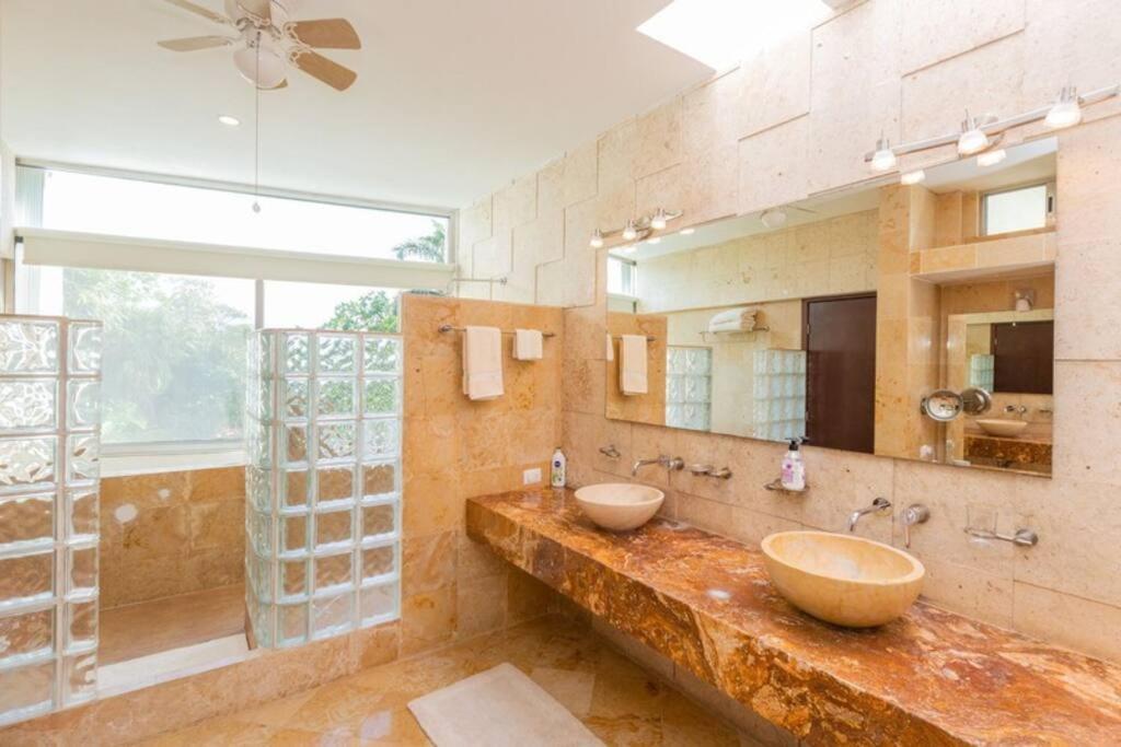 Luxury Spacious 5 Bedroom Villa *